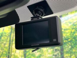 【ドライブレコーダー】安心・安全なカーライフに必須のドライブレコーダーを装備！走行中はもちろん、あおり運転や事故に遭遇した際の状況も映像で記録し、万一のリスクに備えます。