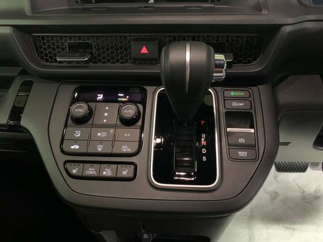 運転席センターに集約され操作性、デザイン性もいいです♪