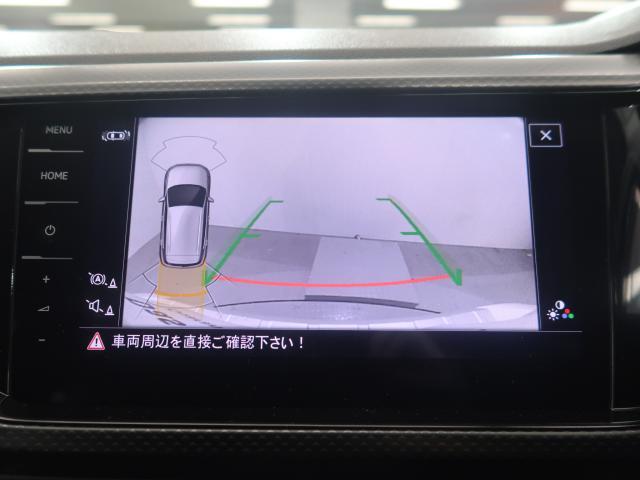 ギアをリバースに入れると車両後方の映像を映し出します。画面にはガイドラインが表示され、車庫入れや縦列駐車などの際に安全確認をサポートします。