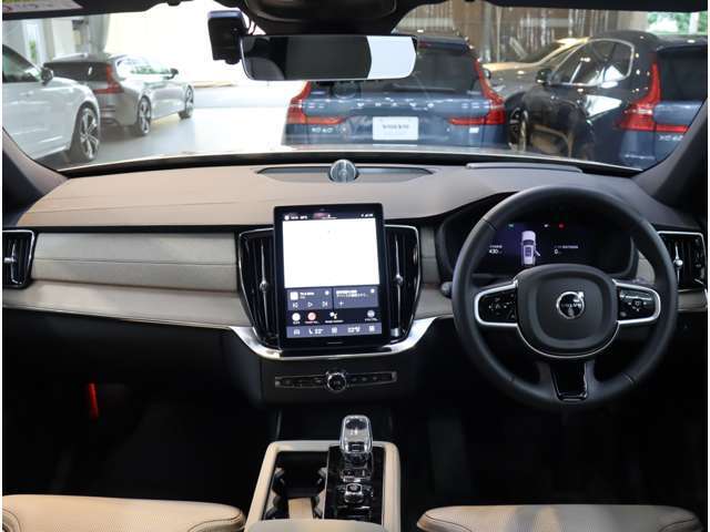 車内は、美しい仕上がりのインテリアが清々しくも落ち着いた雰囲気を醸し出し、独特の居心地のよさを感じさせる、まさにスカンジナビアン・デザインの傑作と呼ぶにふさわしい空間となっています。