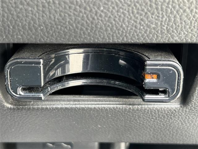 【ETC】有料道路を利用する際に料金所で停止することなく通過できる、ETC車載器（ノンストップ自動料金収受システム機器）が装備されています。セットアップを行うことで利用可能になります。