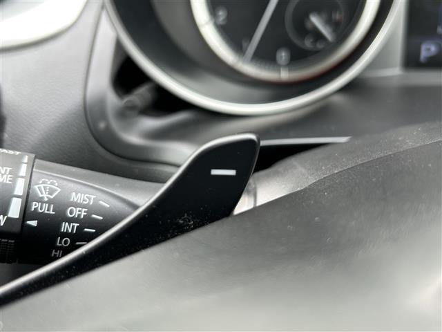 【パドルシフト（AT車）】MT車と同じように好きなギアで走ることができます！ステアリングから手を離さずに指先だけでシフト操作ができ、よりスポーティな走りをお楽しみいただけます。