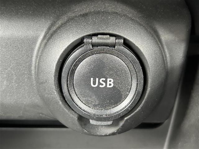 【アクセサリーソケット（電源ソケット）】電源からケーブルをつなげば、スマートフォンなどの電子機器の充電などを行うことができます！ゲーム機器や、カメラの充電にも便利ですね。
