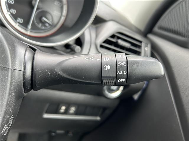 【オートライト（AUTO）】外の明るさをシステムが感知して、自動でヘッドライトが点灯します！ヘッドライトをつけ忘れを防ぐ便利機能です。