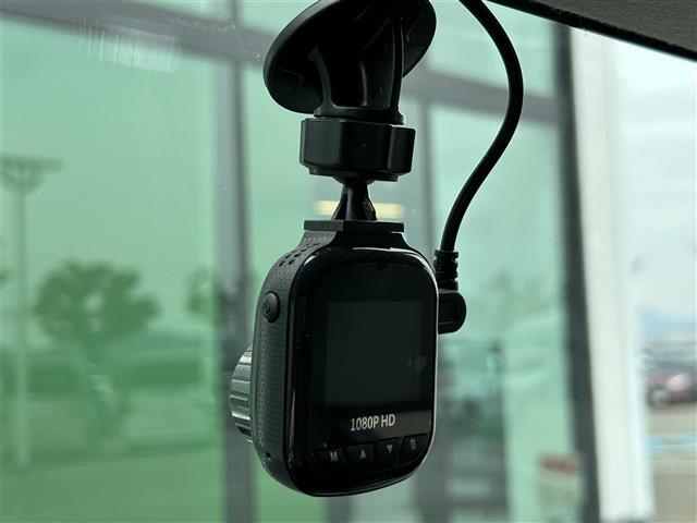 【ドライブレコーダー】映像・音声などの運転中の記録を残します。事故などを起こした起こされた時の証拠になりえますので、もしも時でも安心ですね。