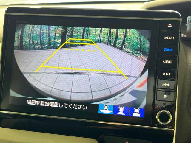 【バックカメラ】駐車時に後方がリアルタイム映像で確認できます。大型商業施設や立体駐車場での駐車時や、夜間のバック時に大活躍！運転スキルに関わらず、今や必須となった装備のひとつです！