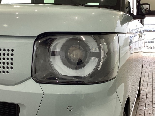 LEDヘッドライトは、点灯の瞬間から最大光量を発揮し、突然暗くなるトンネルなどでの安定感を高めます。
