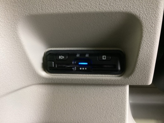 いまや快適なカーライフに欠かせないETCが付いています。