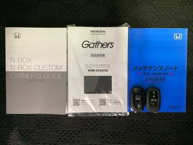 スマートキーは鍵をバッグに入れたままでもドアロックの開閉やエンジンのON・OFFができます。夜間や雨の日も鍵を探さなくて良いので便利です。