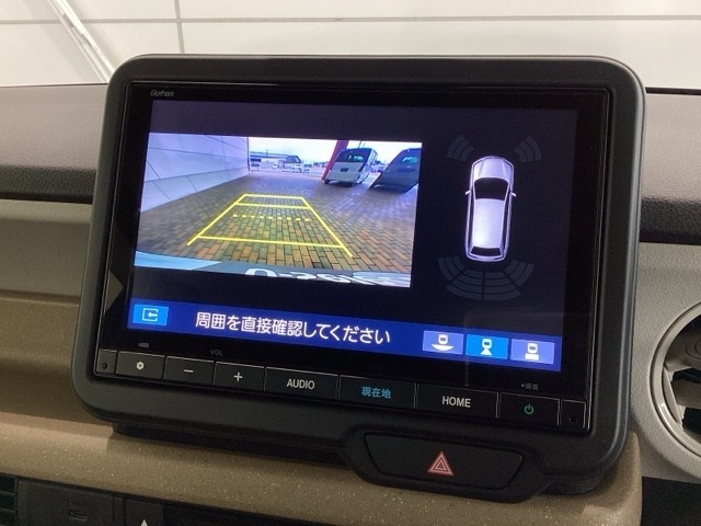 リバースギアに入れるだけで後方の表示へ切り替わります。夜間や雨の日の駐車も楽になりますよ。