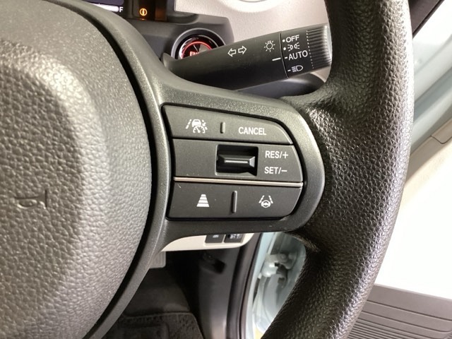 クルーズコントロールを装備しています。高速道路などで一定の速度で走ってくれるので運転が楽ですよ！速度を設定できますので、スピードの出しすぎにも注意できます。