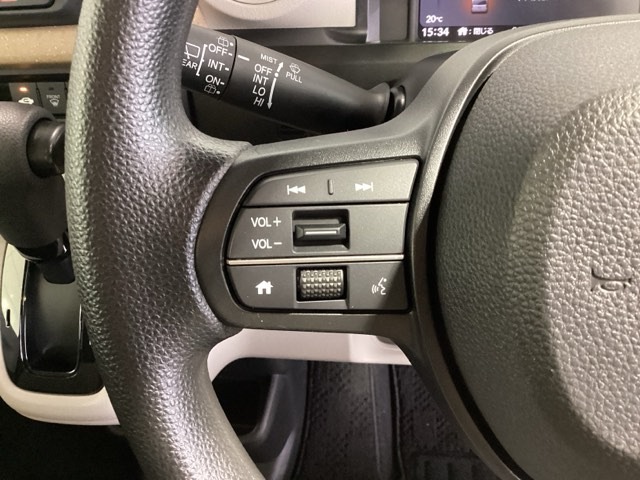 ステアリングにオーディオ操作スイッチが付いています。オーディオ画面に直接タッチしなくても操作が出来ますので、運転に集中できます。