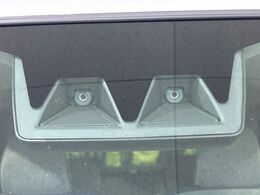 【スマートアシスト】走行中に前方の車両等を認識し、衝突しそうな時は警報とブレーキで衝突回避と被害軽減をアシスト。より安全にドライブをお楽しみいただけます。