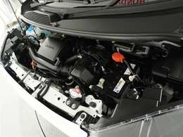 エンジンは車の心臓部分です。このエンジンルームが汚いとトラブルの基になります。当店は専用の液剤を使って徹底的に綺麗にします。