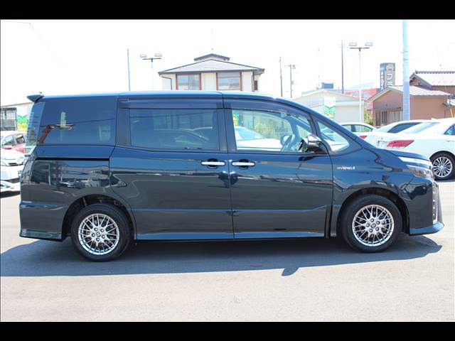 スライドドア車は狭い駐車も安心！お買い物にも便利、ドアの開閉による接触など、心配無！