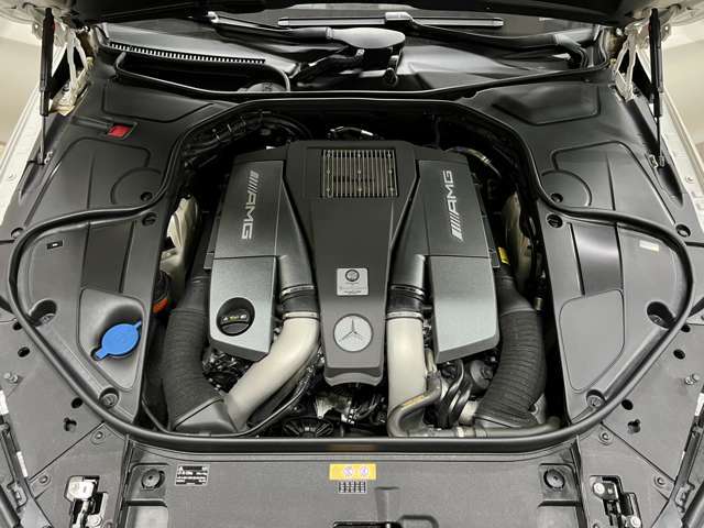 5.5リッターV8DOHC32バルブツインターボエンジンは585ps（430kW）と91.8kgm（900Nm）の強力なパワーを発生◎現代スーパーカーに引けを取らないスペックを兼ね備える大型サルーン！