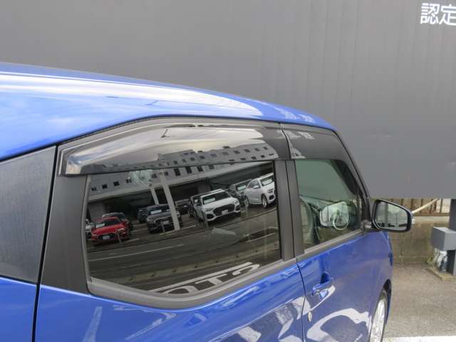 ドアバイザー付きですので、雨天時でも窓を少し開けて換気できます。