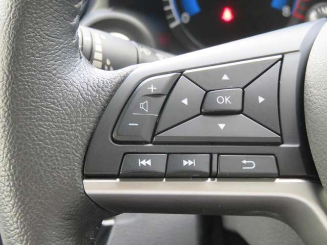 ハンドルにスイッチが付いており、音量やチャンネルを変えることができたり、ハンズフリー通話の応答もお手元で出来ちゃいます♪