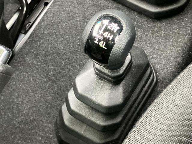 WECARSの展示場では実際に見て、触ってお車をお選びいただけます！知識の豊富な営業スタッフが様々なカーライフをご提案いたします！