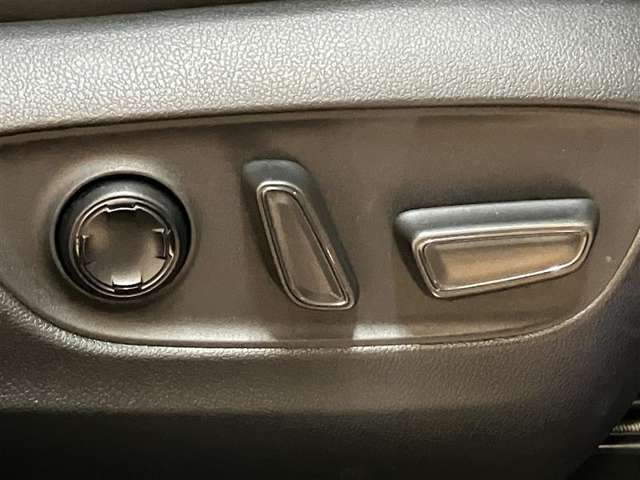 パワーシート搭載。微妙な調整が手軽にでき、ピッタリのポジションで運転することが可能です。