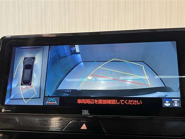 パノラミックビューモニターを装備。クルマを真上から見るように周囲を確認できます。機能の詳細は販売店スタッフまでおたずねください。
