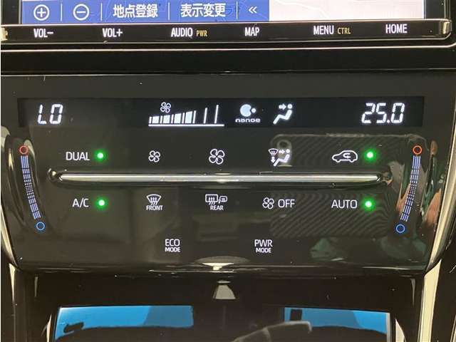 運転席・助手席・独立型オートエアコン。運転席とパートナー別々の温度設定ができ快適なドライブが楽しめます！高級グレードの証ですね！