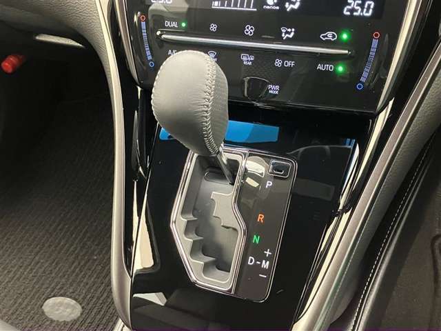 こちらのシフトは、車両にマッチしたデザインになっています！握りやすく、操作し易い配置になっていますので、いつも触れるシフトだからこそ、大切ですね！