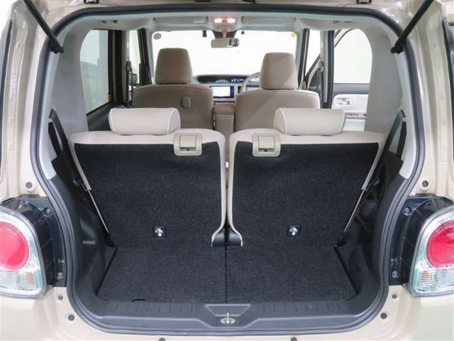 後席シートを倒すことで、より広くラゲッジスペースをお使いいただけます♪