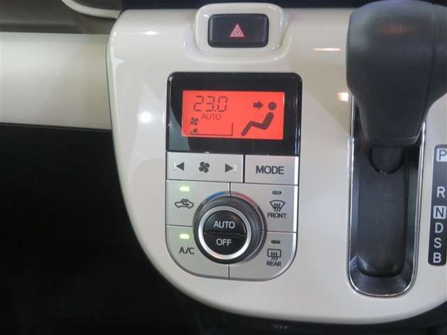 オートエアコン機能で、車内を自動的に、設定した温度に保ってくれます。