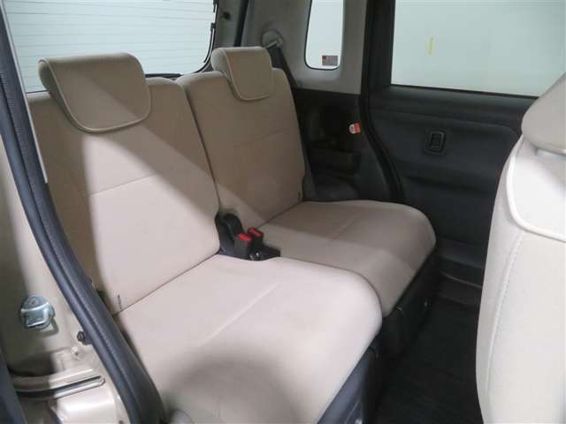 後列シートも足元のスペースに余裕があり、快適にお乗りいただけます♪