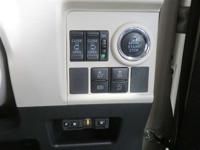 プッシュスタートスイッチでエンジン始動。スマートキーがあれば、ドアロックの操作も遠隔で行えます。