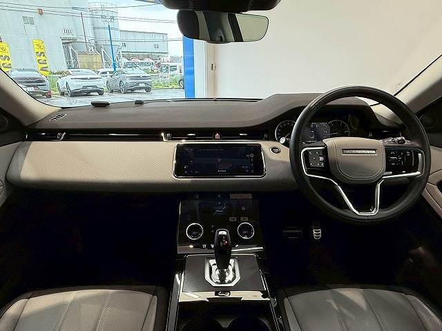 コックピット。車内もキレイで嫌な臭いもありません！ご納車後の臭いが付きにくくなる「空気触媒コーティング」もあります。