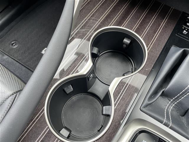 【ドリンクホルダー】長時間のドライブを快適に過ごすために、必須の車内アイテムですね。