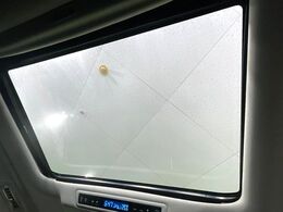 【サンルーフ】開放感たっぷりの希少装備、サンルーフが装着されています！車内に明かりを取り入れたり景色を楽しむ以外にも、車内の空気も簡単に換気できて快適です！