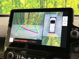 【パノラミックビューモニター】専用のカメラにより、上から見下ろしたような視点で360度クルマの周囲を確認することができます☆死角部分も確認しやすく、狭い場所での切り返しや駐車もスムーズに行えます。