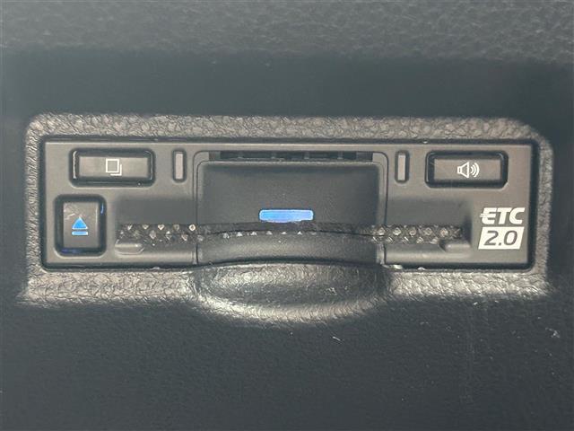 【ETC】有料道路を利用する際に料金所で停止することなく通過できる、ETC車載器（ノンストップ自動料金収受システム機器）が装備されています。セットアップを行うことで利用可能になります。