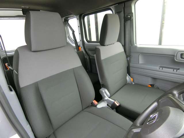 長時間の運転でも疲れにくい運転席シートは、乗用車と同等サイズのシートフレームを採用、座面の右側には縫い目のない一枚生地を張り込み、頻繁な乗り降りでも破れにくい工夫を取り入れています (トリコット) 。