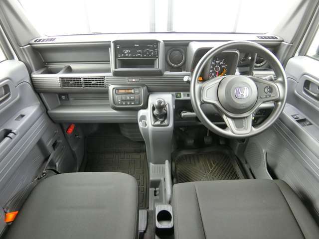 ドライバー1人で乗車することが多いという想定から、インパネ周辺はドライバーにとって使いやすい作りとなっています (内装色 グレー) 。