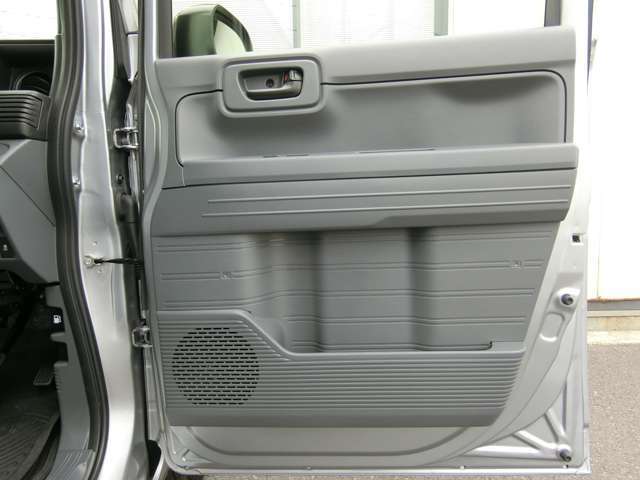 運転席側ドアもほぼ直角まで開くので乗り降りしやすくなっています。