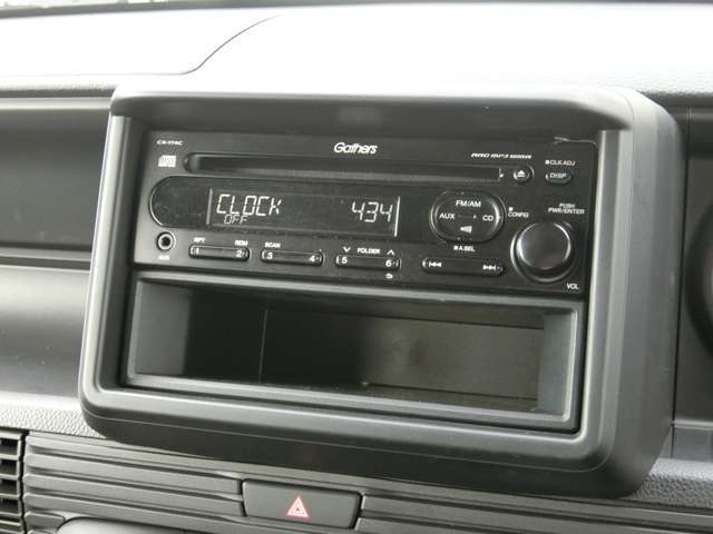 純正AM/FM付CDプレーヤーの装着です。