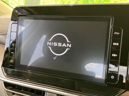 【純正9型ナビ】人気の大型9インチナビを装備。存在感のある大画面はインパクト大！ナビ利用時のマップ表示は見やすく、テレビやDVDは臨場感がアップ！いつものドライブがグッと楽しくなります♪