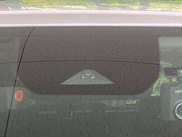 【インテリジェントエマージェンシーブレーキ】フロントカメラで前方の車両や歩行者を検知。衝突しそうな時は衝突被害軽減ブレーキが作動、衝突回避をサポート。より安全にドライブをお楽しみいただけます。