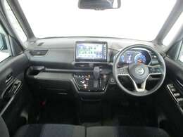 黒を基調としたスタイリッシュなデザインの運転席です。衝突被害軽減ブレーキ、レーンキープアシストなどの安心装備付き！