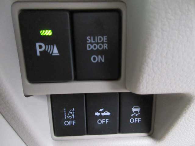 運転席から手の届きやすい位置にスイッチ類が付いており便利♪