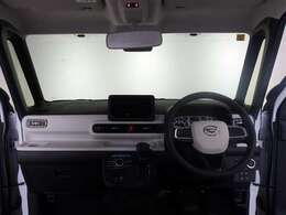 シンプルな運転席周りですね。乗っていて落ち着けるデザインです。運転視界も広々！