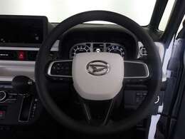 快適な操作性の運転席です。ハンドルも綺麗に清掃済みです。