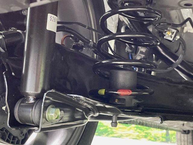 お車を安心してお乗りいただく為には、足回りの定期点検が欠かせません。サービスサポート（有償保証）では無料点検もご提供しており、安心のカーライフをお過ごしいただけるサポート体制が整っています。