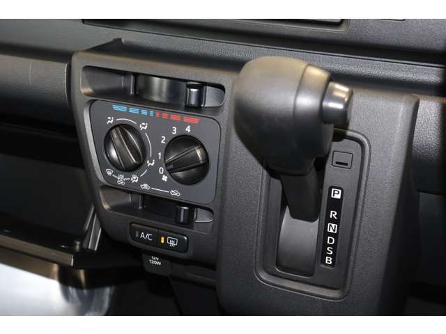 コンパクトに配置されたパネルシフトとエアコンスイッチ☆操作カンタンで運転ラクラク♪パネルシフトのおかげで足元もヒロビロの快適空間！