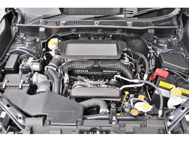 SUBARUの水平対向エンジン、回転バランスに優れているほかエンジン全高が低く、軽量・コンパクトな特性により、車体の低重心化にも貢献します。
