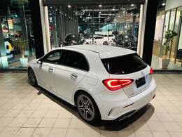 最大100項目の点検整備項目が設定されています。ダイムラー社の厳しいサービス基準に適合した充実の設備を備えたサービス工場とメルセデス・ベンツに精通したサービススタッフが点検整備を入念に実施致します。